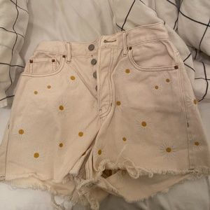 Women’s cream white floral pacsun straight leg shorts